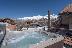 Shared 8-person hot tub