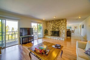 Living Room | Smart TV | Fireplace | 2nd Floor