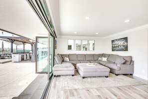 Living Area | Smart TV | Fireplace