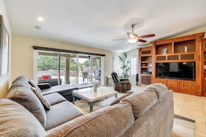 Living Room | Smart TV | Central A/C | Single-Story Home