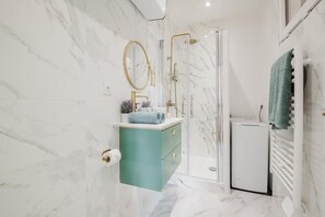 Espace toilette avec linge de bain individuel pour chaque voyageur.