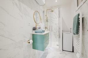 Espace toilette avec linge de bain individuel pour chaque voyageur.