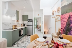 Espace repas et cuisine équipée pour moments conviviaux en couple ou entre amis.