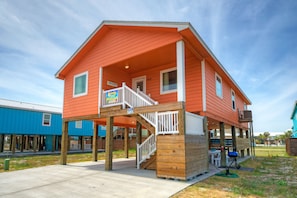 Charming coastal vibes from the moment you arrive!
