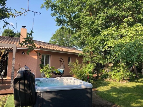 Outdoor spa tub