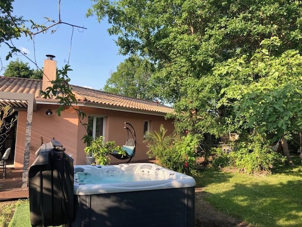 Outdoor spa tub