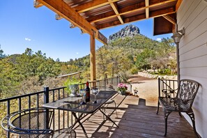 Enjoy unforgettable views of Thumb Butte from your private deck—perfect for sipping wine and soaking up the Prescott mountain charm. 🍷⛰️🌲
