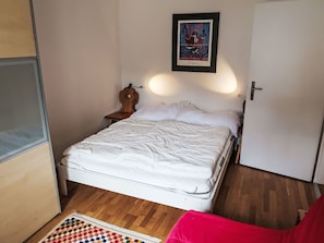 Möbel, Bett, Schlafzimmer, Fussboden, Flooring, Interior Design, Holz, Bettdecke, Bedding, Zimmer