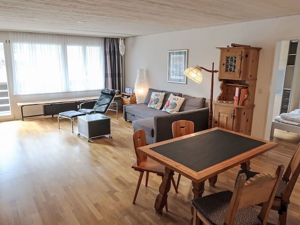 Möbel, Interior Design, Flooring, Fussboden, Holz, Couch, Decke, Zimmer, Wohnzimmer, Stuhl