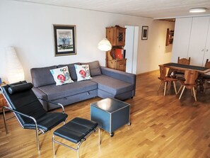 Möbel, Flooring, Fussboden, Couch, Interior Design, Holz, Wohnzimmer, Holzboden, Tabelle, Zimmer