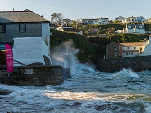Wasser, Gebäude, Haus, Wasserlauf, Küste, Hütte, Zuhause, Menschliche Siedlung, Welle, Wind Wave