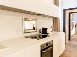 Interior Design, Countertop, Flooring, Küche, Holz, Möbel, Fussboden, Cabinetry, Küchengerät, Decke