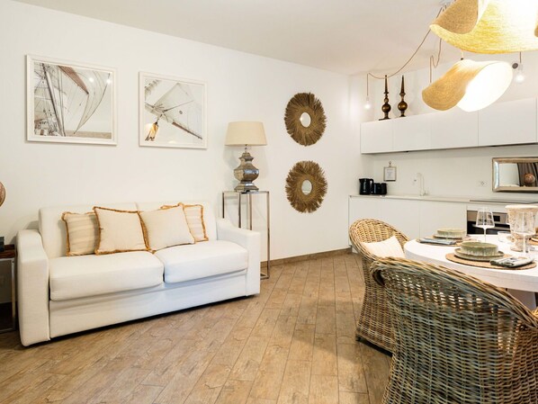 Möbel, Interior Design, Flooring, Wand, Fussboden, Holz, Couch, Decke, Zimmer, Wohnzimmer