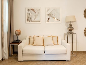 Möbel, Couch, Interior Design, Wand, Wohnzimmer, Zuhause, Zimmer, Textil, Dekokissen, Bilderrahmen