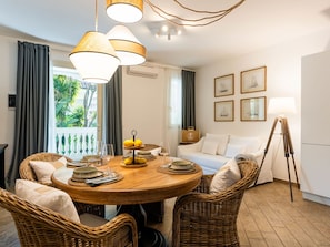 Zone Résidentielle, Arbuste, Toit, Domicile, Chalet, Allée, Biens, Siding, Aménagement Paysager, Cour