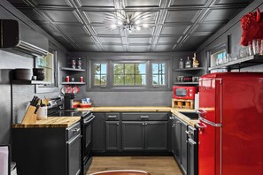 Kitchen: Red accents and modern design make this kitchen a vibrant and inviting space. Perfect for cooking up a storm!