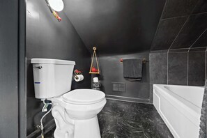 Full Bathroom: Everything you need for a comfortable stay is right here in our full bathroom.