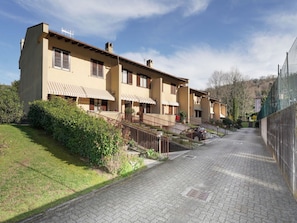 Building, Residential Area, Home, Neighbourhood, Facade, House, Architecture, Shrub, Human Settlement, Suburb