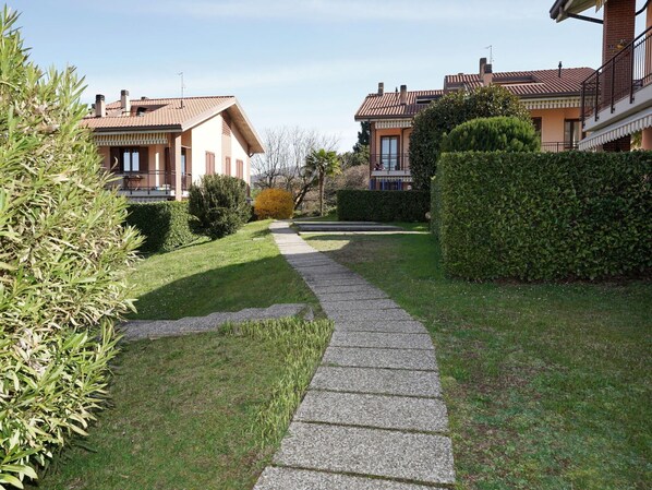 Herbe, Arbuste, Zone Résidentielle, Maison, Domicile, Jardin, Lot Terre, Couverture De Sol, Pelouse, Aménagement Paysager