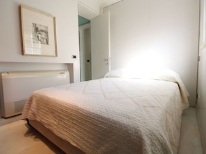 Bett, Schlafzimmer, Interior Design, Bedding, Wand, Bettdecke, Fussboden, Flooring, Holz, Möbel