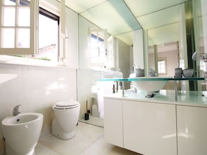 Interior Design, Armatur, Badezimmer, Flooring, Bad Sink, Sinken, Fussboden, Spiegel, Zapfhahn, Installation