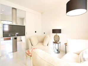 Möbel, Interior Design, Flooring, Wand, Fussboden, Couch, Wohnzimmer, Holz, Zimmer, Decke