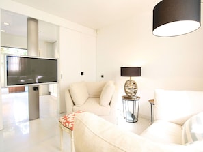 Möbel, Interior Design, Flooring, Wand, Fussboden, Couch, Wohnzimmer, Holz, Zimmer, Decke