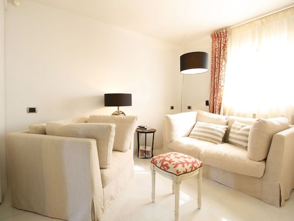 Möbel, Interior Design, Couch, Wand, Wohnzimmer, Holz, Flooring, Zimmer, Fussboden, Textil