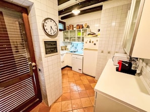 Flooring, Fussboden, Interior Design, Holz, Decke, Beleuchtung, Möbel, Wohnung, Zimmer, Küche