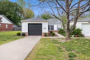Just 2 miles from The University of Arkansas campus! Adventure just a little further and you will be in the center of Fayetteville’s one of a kind Downtown district complete with the historic square, Dickson St, shops, and local restaurants.