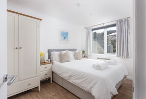 Bluebirds, Polzeath: Bedroom one offers a comfortable king-size bed