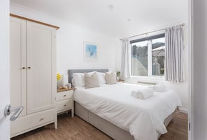 Bluebirds, Polzeath: Bedroom one offers a comfortable king-size bed