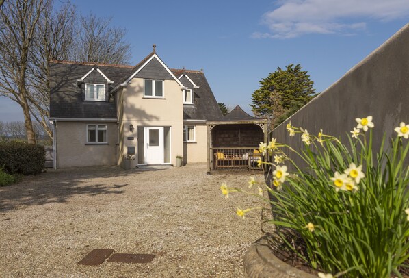 Welcome to The Coach House, a charming and spacious four-bedroom retreat nestled in the tranquil hamlet of Trelights