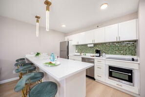 Full kitchen and dining area with 4 bar chairs