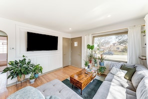 Living Room | Main Level | Smart TV | Central A/C | Queen Air Mattress