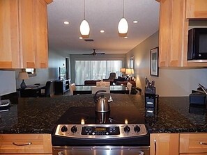 Kirchen - Pass through to dining area