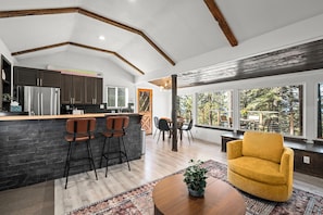 Kitchen/Dining Area Tahoe Blue Haus