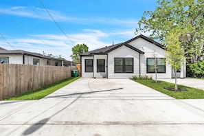 Outdoors, Architecture, Building, House, Neighborhood