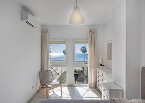 Bright 2-bedroom flat on the seafront (5)