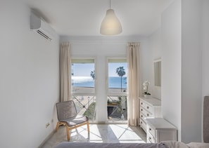 Bright 2-bedroom flat on the seafront (5)