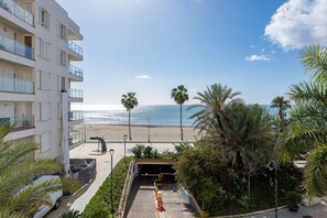 Bright 2-bedroom flat on the seafront (4)