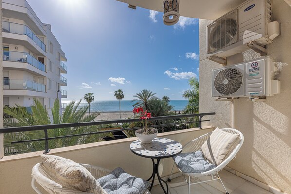 Bright 2-bedroom flat on the seafront (1)