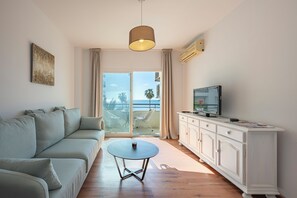 Bright 2-bedroom flat on the seafront (2)