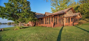Large side yard for lawn games