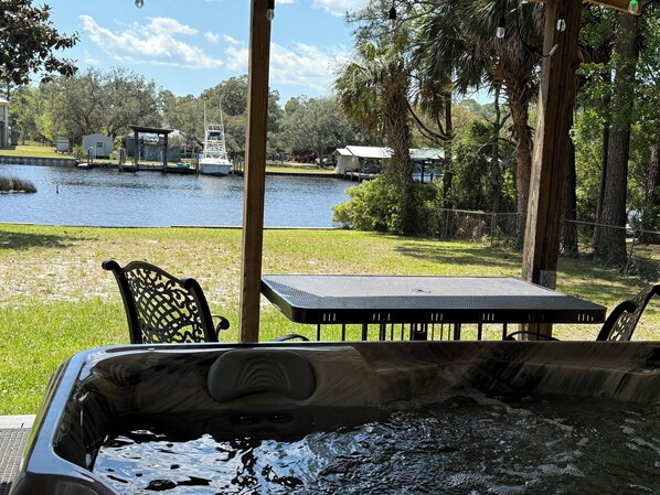 Outdoor spa tub