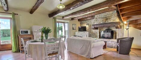 Pièce principale séjour-salon donnant sur le jardin clos