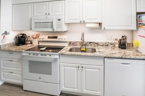 Fully-Equipped Kitchen | Dishwasher | Under-Cabinet Lighting | Granite Counters