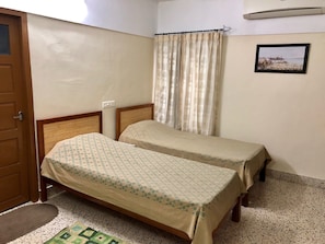 Bedroom 1, with Twin Beds