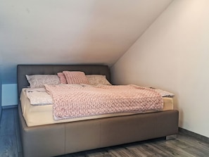Bedroom, Bed, Flooring, Floor, Bedding, Bed Frame, Bed Sheet, Room, Linens, Pillow