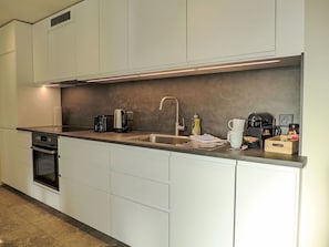 Küche, Küchengerät, Countertop, Flooring, Interior Design, Cabinetry, Holz, Major Appliance, Haushaltsgerät, Möbel